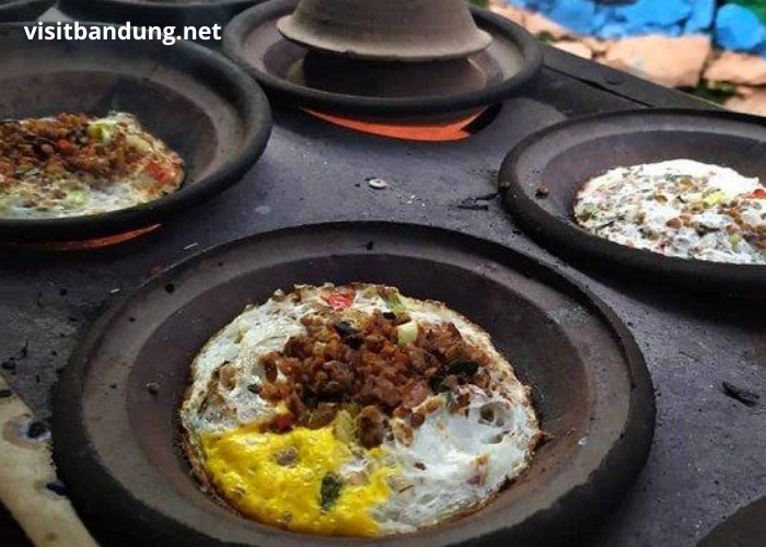 Mengenal Surabi Topping Telur Tradisi Kuliner Bandung yang Unik